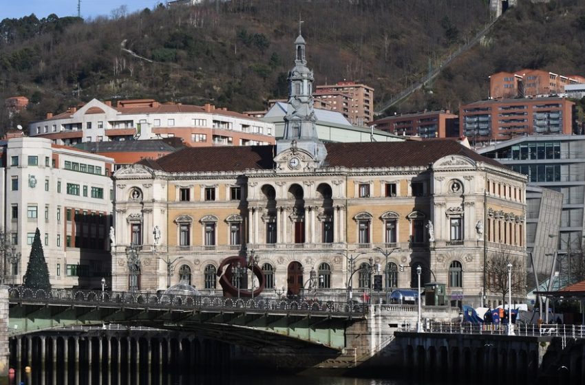  Bilbao muestra su «total compromiso y disposición» para la acogida de personas solicitantes de protección internacional