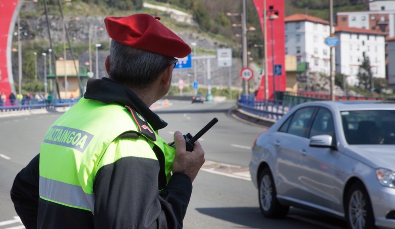  La Policía Municipal de Bilbao inicia una campaña para prevenir las distracciones al volante por usar el móvil o el GPS