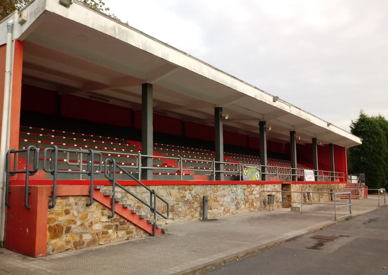 El Ayuntamiento mejora el graderío de los campos de fútbol de Artxanda