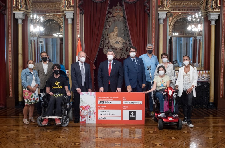 Juan Mari Aburto entrega un cheque solidario a la Asociación de Esclerosis Múltiple de Bizkaia